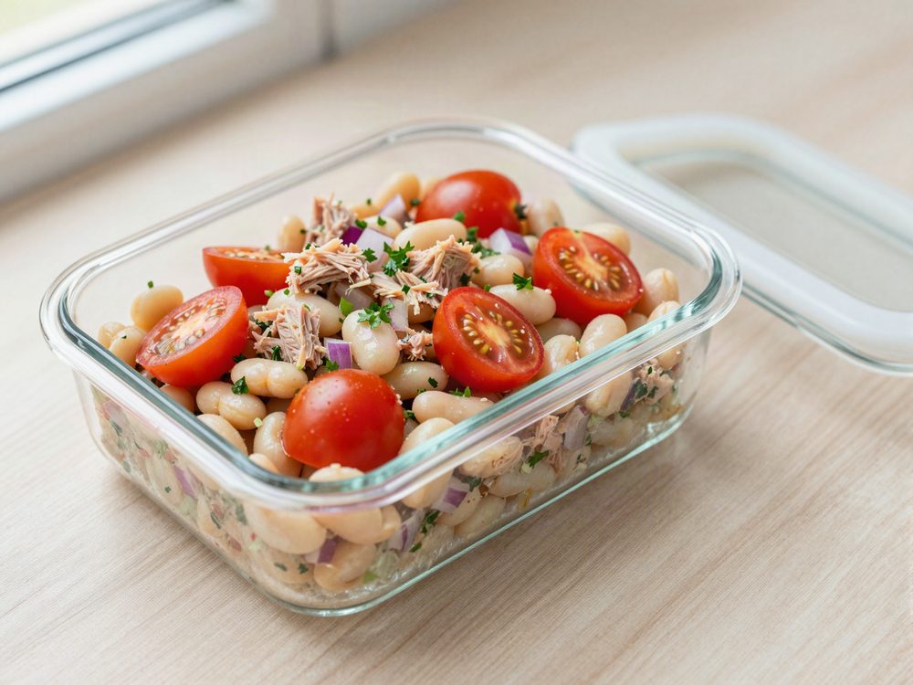 Tunsalat i bøtten med hvide bønner