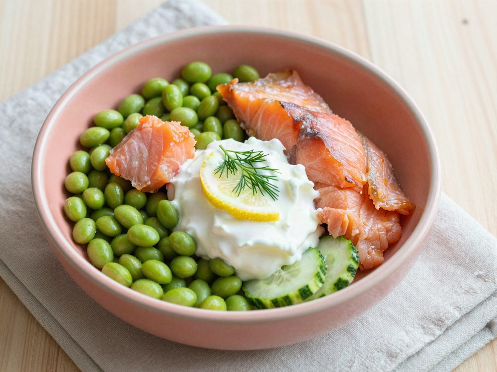 Skål med varmrøget laks og edamame
