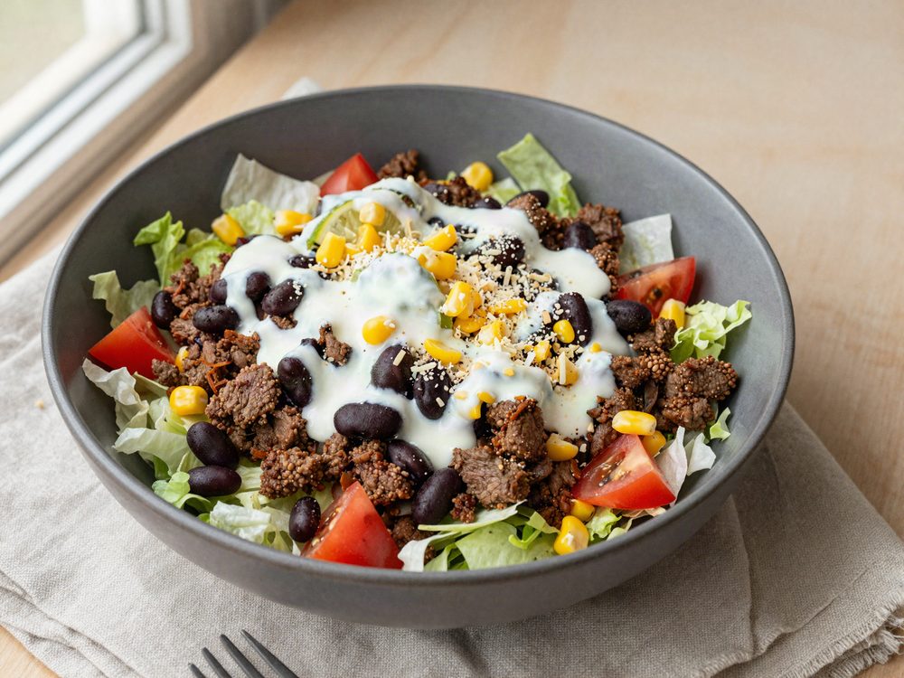 Tacosalat med oksekød, sorte bønner og limedressing