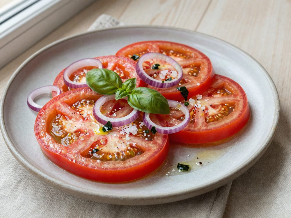 Tomatsalat med rødløg, basilikum og flagesalt